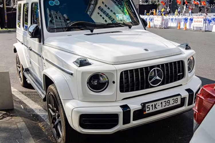 Nhìn chung, mức giá bán của chiếc xe Mercedes-AMG G63 từng thuộc sở hữu của Hiền Hồ đang được 1 showroom chào bán không hề rẻ, giải thích lý do giá cao, người bán cho biết, nữ ca sĩ từng phải bỏ ra 14,5 tỷ đồng để làm các thủ tục lăn bánh cho xe.