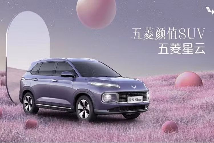 Về sức mạnh, chiếc xe mới sẽ được trang bị hệ thống hybrid bao gồm động cơ xăng 2.0 lít và mô-tơ điện, trong đó công suất tối đa của động cơ là 100 kW. Điều đáng nói là quan chức này tuyên bố rằng Wuling Xingyun không cần sạc ngoài, điều này giải quyết vấn đề khó sạc cho một số người dùng. Giá xe Wuling Xingyun 2024 dự kiến trong khoảng 100.000 nhân dân tệ (tương đương là 322 triệu đồng).