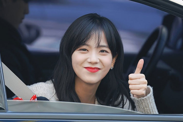 Chiếc Mercedes-Benz V-Class của Kim Jisoo được trang bị hệ thống thông tin giải trí thế hệ mới MBUX với màn hình cảm ứng lớn 10,25 inch; hệ thống âm thanh Burmester 15 loa; kính xe cách nhiệt; kính khoang sau màu tối; ốp trang trí vân carbon bắt mắt trở thành chuỗi trang trí thêm hoàn hảo cho khoang xe.