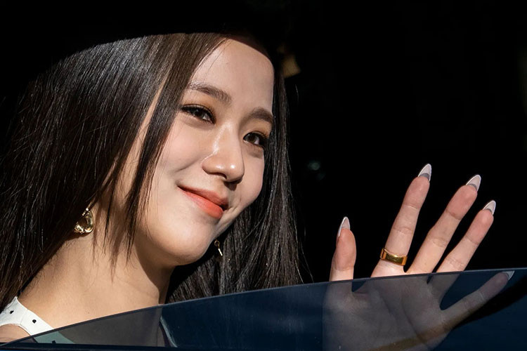 Thứ thu hút người dùng ở bên trong khoang cabin chiếc Cadillac Escalade của Kim Jisoo nhà BlackPink chính là màn hình cong OLED kích thước lên đến 38 inch với mật độ điểm ảnh ngang hàng với TV 4K.