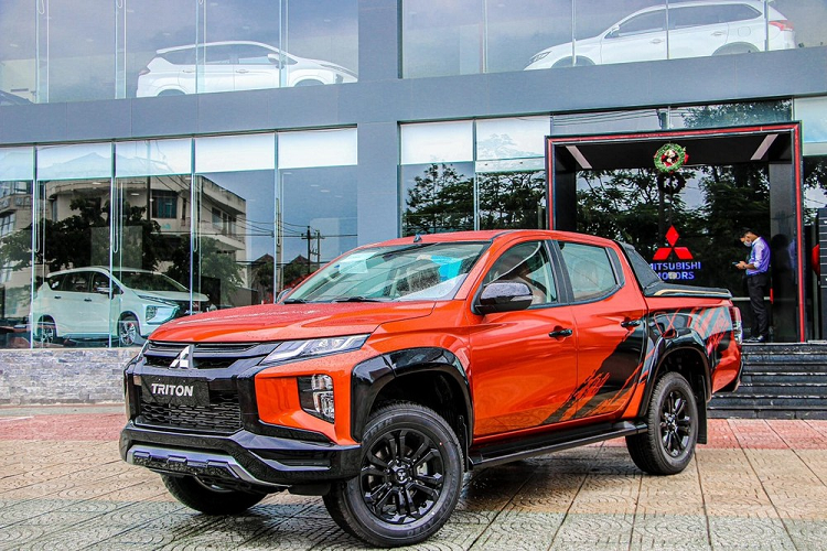 So với mức giá niêm yết, Mitsubishi Triton Athlete giảm tới 150 triệu đồng. Cũng theo công bố của đại lý, giá lăn bánh của Mitsubishi Triton Athlete 4x4 chỉ còn 815 triệu đồng. Được biết, giá bán này là dành cho Mitsubishi Triton Athlete 4x4 sản xuất năm 2022 (số VIN 2022). Đồng thời, số lượng những chiếc xe được bán với giá này cũng giới hạn. Đây là động thái nhằm đẩy nốt hàng tồn của đại lý.