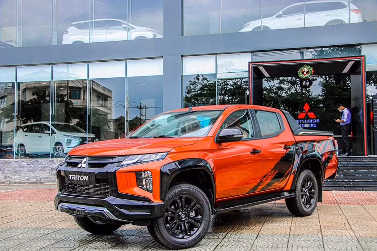 So với mức giá niêm yết, Mitsubishi Triton Athlete giảm tới 150 triệu đồng. Cũng theo công bố của đại lý, giá lăn bánh của Mitsubishi Triton Athlete 4x4 chỉ còn 815 triệu đồng. Được biết, giá bán này là dành cho Mitsubishi Triton Athlete 4x4 sản xuất năm 2022 (số VIN 2022). Đồng thời, số lượng những chiếc xe được bán với giá này cũng giới hạn. Đây là động thái nhằm đẩy nốt hàng tồn của đại lý.