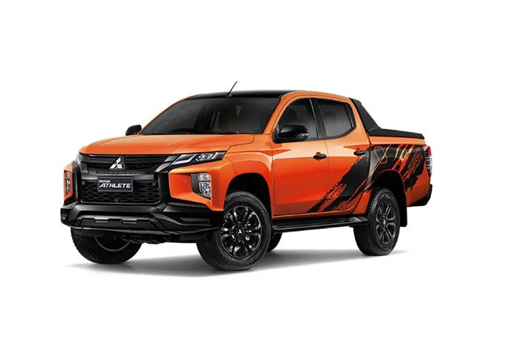 Điểm nhấn của Mitsubishi Triton Athlete nằm ở màu sơn cam nổi bật, phối với những chi tiết đen ngoại thất đen bóng như cản trước/sau, ốp cua lốp, vành la-zăng và thanh thể thao trên thùng sau. Trên thân xe còn có bộ tem riêng, mang đến vẻ ngoài cá tính hơn cho mẫu xe bán tải này.