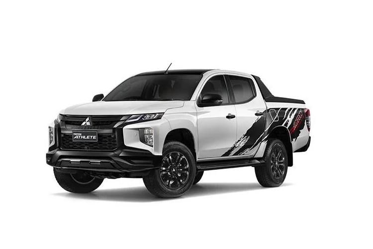 Ngoài ra, Mitsubishi Triton Athlete còn có những trang bị đáng chú ý khác như đèn pha Bi LED và dải đèn LED định vị ban ngày. Vành la-zăng của xe có đường kính 18 inch với thiết kế 6 chấu kép khỏe khoắn. Bên trong mẫu xe bán tải này, sự kết hợp giữa 2 màu sắc đen và cam tiếp tục xuất hiện, tạo cảm giác đồng điệu với ngoại thất.
