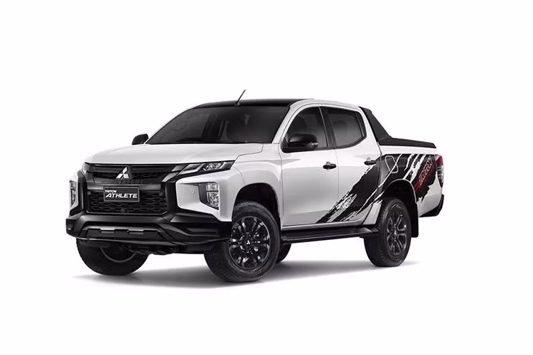 Ngoài ra, Mitsubishi Triton Athlete còn có những trang bị đáng chú ý khác như đèn pha Bi LED và dải đèn LED định vị ban ngày. Vành la-zăng của xe có đường kính 18 inch với thiết kế 6 chấu kép khỏe khoắn. Bên trong mẫu xe bán tải này, sự kết hợp giữa 2 màu sắc đen và cam tiếp tục xuất hiện, tạo cảm giác đồng điệu với ngoại thất.