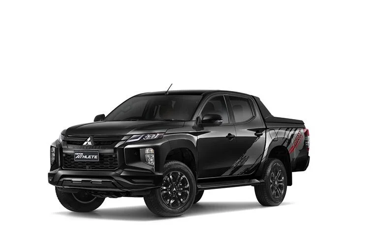 Xe dùng vô lăng 4 chấu, tích hợp phím chức năng cũng như lẫy chuyển số thể thao, bảng đồng analog kết hợp với màn hình đa thông tin nhỏ, màn hình cảm ứng trung tâm 6,85 inch, hệ thống điều hòa tự động 2 vùng và hàng ghế sau đi kèm cửa gió/bệ tì tay trung tâm. 