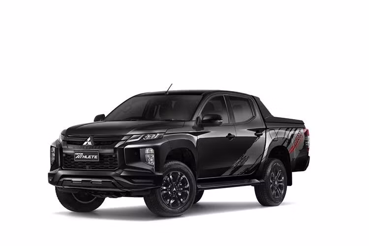 Xe dùng vô lăng 4 chấu, tích hợp phím chức năng cũng như lẫy chuyển số thể thao, bảng đồng analog kết hợp với màn hình đa thông tin nhỏ, màn hình cảm ứng trung tâm 6,85 inch, hệ thống điều hòa tự động 2 vùng và hàng ghế sau đi kèm cửa gió/bệ tì tay trung tâm. 