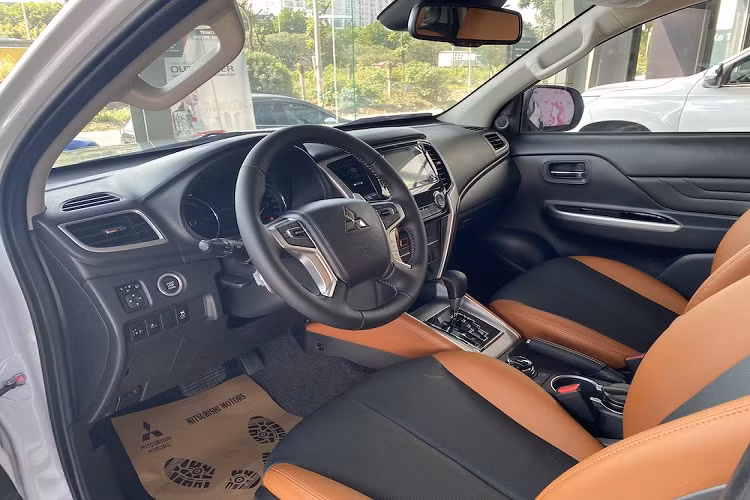 Mẫu xe bán tải Mitsubishi Triton Athlete đã lần đầu tiên ra mắt tại Việt Nam vào hồi tháng 12/2021 với 2 phiên bản 4x2 AT và 4x4 AT. Giá bán tương ứng của 2 phiên bản này là 780 triệu và 905 triệu đồng.