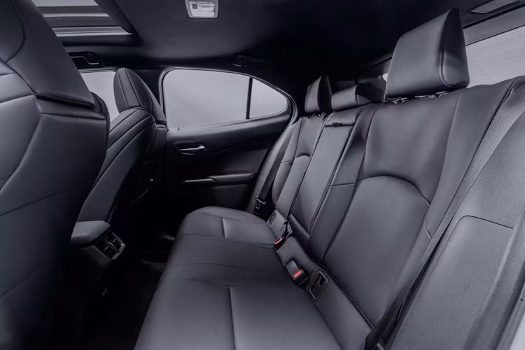 Nhờ những thay đổi trên mà Lexus UX 2025 có khả năng tăng tốc từ 0-96 km/h trong vòng 8 giây với hệ dẫn động cầu trước, cải thiện 0,4 giây so với bản 250h trước đó. Bên cạnh việc nhanh hơn và mạnh mẽ hơn, Lexus ước tính chiếc xe SUV cỡ nhỏ sẽ có mức tiêu thụ nhiên liệu hỗn hợp chỉ là 5,4 lít/100 km.