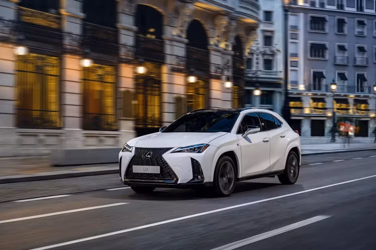 Bên cạnh hệ truyền động được nâng cấp, Lexus UX 2025 còn có lựa chọn màu Copper Crest mới cho ngoại thất. Khoang cabin cũng sang trọng hơn với những điểm nhấn mạ chrome và một số chi tiết được “tân trang” trên cánh cửa.