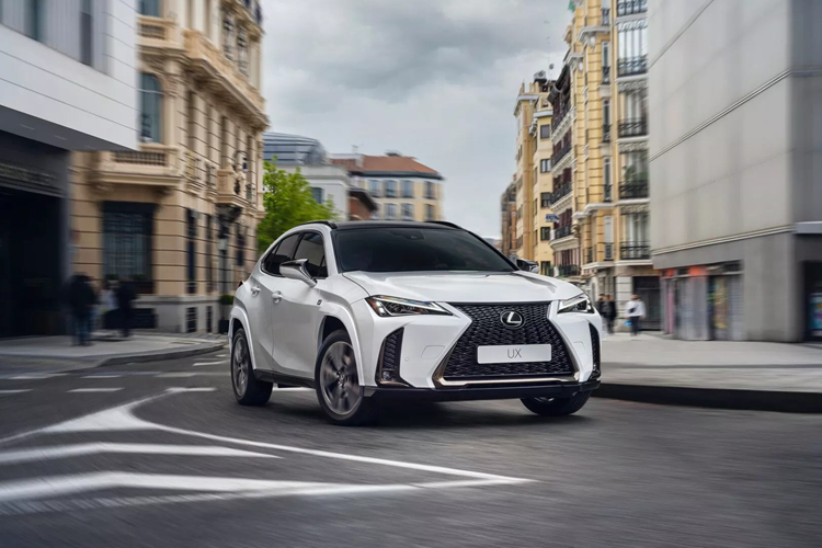 Mẫu xe SUV Lexus UX 2025 đời mới này được nhãn hiệu xe sang Nhật quảng bá là sử dụng hệ thống hybrid thế hệ thứ 5 cho hiệu quả sử dụng tốt hơn trước.