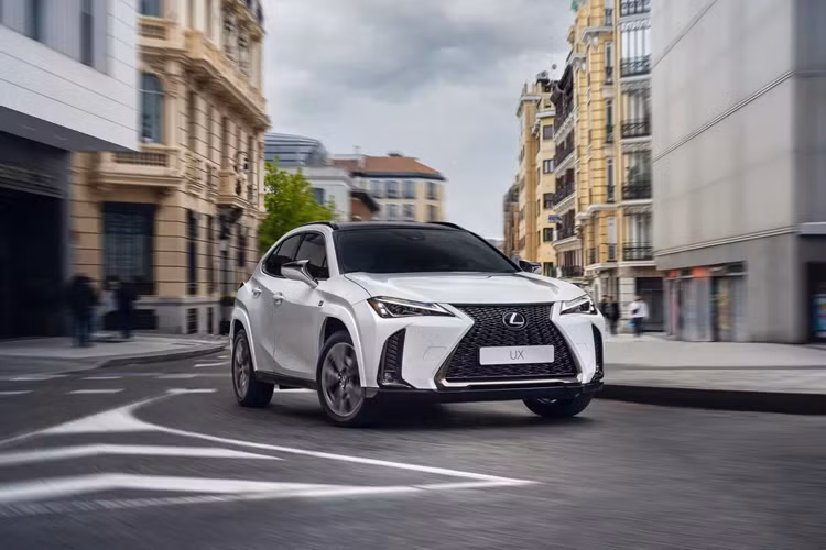 Mẫu xe SUV Lexus UX 2025 đời mới này được nhãn hiệu xe sang Nhật quảng bá là sử dụng hệ thống hybrid thế hệ thứ 5 cho hiệu quả sử dụng tốt hơn trước.