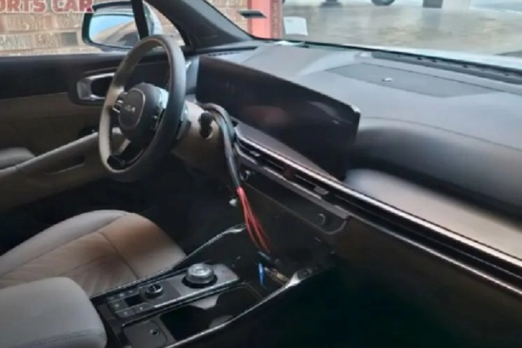 Không chỉ được trang bị màn hình cảm ứng mới, Kia cho biết hãng đã sử dụng hệ thống thông tin giải trí thế hệ tiếp theo “ccNC” trên Sorento 2024. Ngay bên dưới màn hình này là hốc gió điều hòa mảnh mai, dải đèn nền mới và hệ thống điều khiển điều hòa.