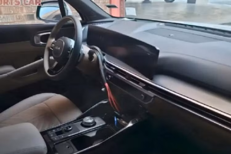 Không chỉ được trang bị màn hình cảm ứng mới, Kia cho biết hãng đã sử dụng hệ thống thông tin giải trí thế hệ tiếp theo “ccNC” trên Sorento 2024. Ngay bên dưới màn hình này là hốc gió điều hòa mảnh mai, dải đèn nền mới và hệ thống điều khiển điều hòa.