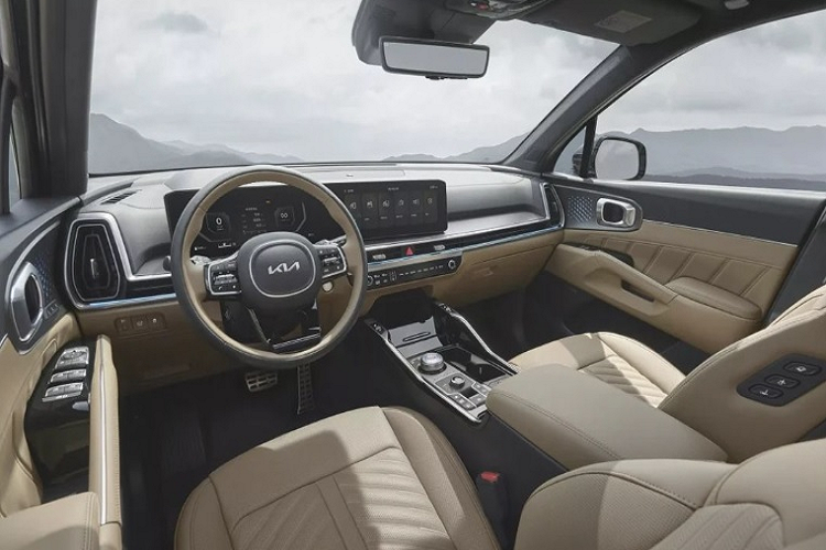 Đáng chú ý, mẫu xe SUV Kia Sorento 2024 còn được bổ sung hệ thống xác nhận dấu vân tay nằm trên bảng điều khiển trung tâm. Trang bị này cho phép chủ sở hữu dễ dàng khởi động xe, kích hoạt chế độ người phục vụ hay thanh toán các khoản chi phí. Kia Sorento 2024 có kiểu dáng cứng cáp nhưng hiện đại. Phong cách thiết kế của chiếc SUV hạng D được cho là sự giao thoa giữa truyền thống và đương đại.