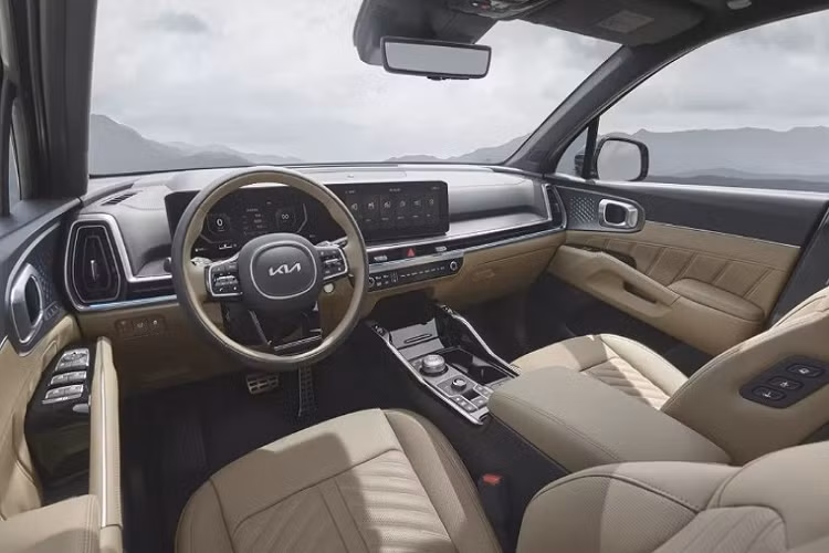 Đáng chú ý, mẫu xe SUV Kia Sorento 2024 còn được bổ sung hệ thống xác nhận dấu vân tay nằm trên bảng điều khiển trung tâm. Trang bị này cho phép chủ sở hữu dễ dàng khởi động xe, kích hoạt chế độ người phục vụ hay thanh toán các khoản chi phí. Kia Sorento 2024 có kiểu dáng cứng cáp nhưng hiện đại. Phong cách thiết kế của chiếc SUV hạng D được cho là sự giao thoa giữa truyền thống và đương đại.