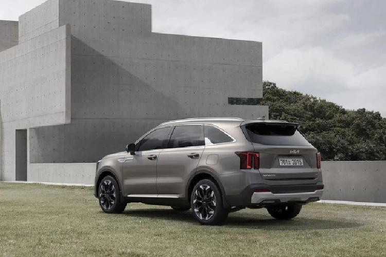 Ở bên hông, Kia Sorento 2024 không có nhiều khác biệt so với phiên bản cũ. Ngoại trừ bộ mâm xe hợp kim thiết kế mới. Phía đuôi xe, Kia Sorento 2024 nổi bật với cụm đèn hậu tách rời được kết nối với đồ họa chiếu sáng mới, tạo thành hình chữ U ngược. Cản sau và ốp gầm cũng được thiết kế lại nhưng trông không mấy khác biệt.