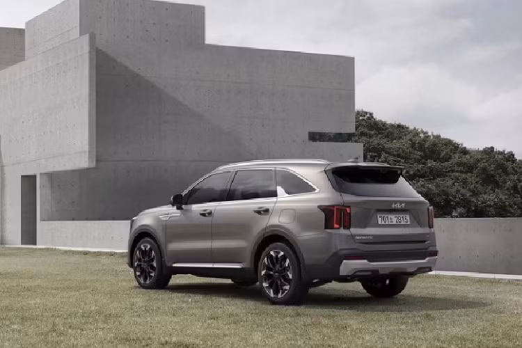 Ở bên hông, Kia Sorento 2024 không có nhiều khác biệt so với phiên bản cũ. Ngoại trừ bộ mâm xe hợp kim thiết kế mới. Phía đuôi xe, Kia Sorento 2024 nổi bật với cụm đèn hậu tách rời được kết nối với đồ họa chiếu sáng mới, tạo thành hình chữ U ngược. Cản sau và ốp gầm cũng được thiết kế lại nhưng trông không mấy khác biệt.