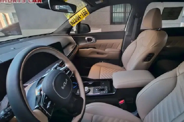 Phần mui xe cũng được làm lại, mượt mà hơn. Cản trước được chỉnh sửa, đường nét rõ ràng, gọn hơn và cũng được bổ sung thêm khe hút gió đặt dọc. Nhìn chung, thiết kế phần đầu của Kia Sorento 2024 khá giống với Kia EV9.