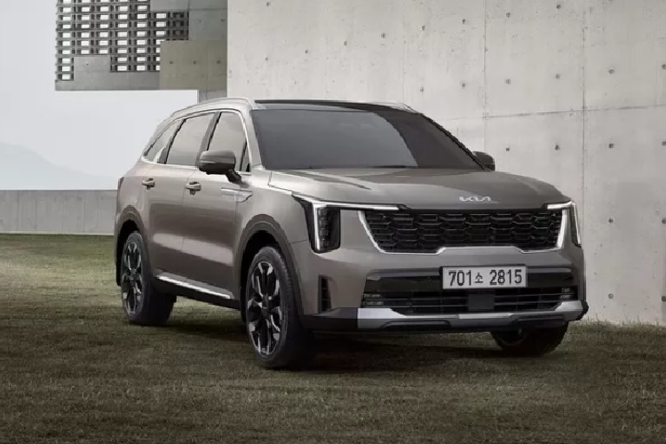 So với phiên bản cũ, Kia Sorento 2024 có những thay đổi rõ ràng nhất ở phần đầu xe. Đầu tiên là cụm đèn pha mới, đặt dọc kết hợp cùng đèn chạy ban ngày cũng được thiết kế lại, tạo thành hình chữ T lạ mắt. Lưới tản nhiệt "mũi hổ" cũng được tinh chỉnh, lớn hơn và liền mạch với đèn trước.