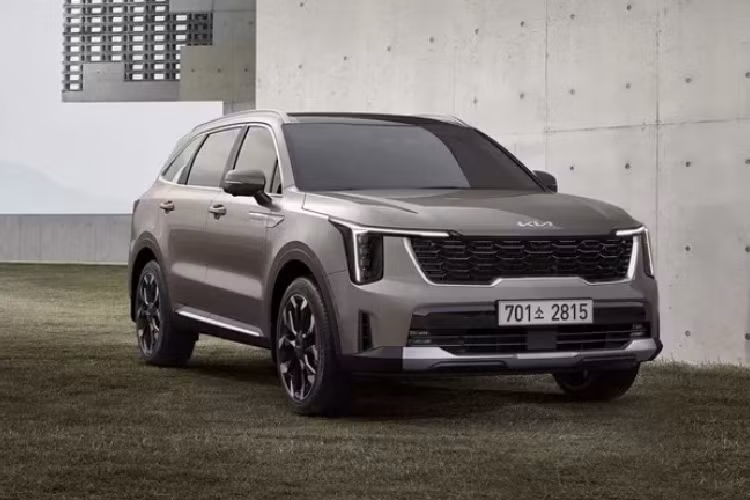 So với phiên bản cũ, Kia Sorento 2024 có những thay đổi rõ ràng nhất ở phần đầu xe. Đầu tiên là cụm đèn pha mới, đặt dọc kết hợp cùng đèn chạy ban ngày cũng được thiết kế lại, tạo thành hình chữ T lạ mắt. Lưới tản nhiệt "mũi hổ" cũng được tinh chỉnh, lớn hơn và liền mạch với đèn trước.