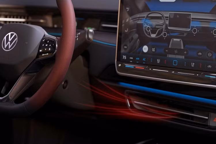 Đáng buồn thay, phần màu sơn ngoại thất tuyệt vời của ID.7 trong bài viết này sẽ không có sẵn cho người mua, nhưng nhìn bộ áo này trông thấy nó rất thú vị. Đây là màu sơn có đến 40 lớp, khoảng 22 khu vực trên xe được điện khí hóa bên dưới lớp sơn trên cùng (sử dụng điện phát quang) để tạo ra màn trình diễn ánh sáng độc đáo. Nhưng lớp ngụy trang đó vẫn che lấp hầu hết các dấu hiệu thiết kế cuối cùng của ID.7.