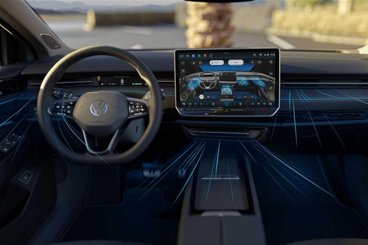 Là một phần trong nỗ lực nâng cấp công nghệ nội thất của Volkswagen, ID.7 hứa hẹn sẽ có màn hình cảm ứng 15 inch mới, thanh trượt cảm ứng được chiếu sáng, màn hình hiển thị trên kính chắn gió thực tế tăng cường và thậm chí cả lỗ thông hơi điều khiển kỹ thuật số tự động điều chỉnh nhiệt độ trong xe tùy theo điều kiện thời tiết bên ngoài, chẳng hạn trời quá lạnh hay nóng, xe sẽ xử lý thay vì để người lái điều chỉnh.