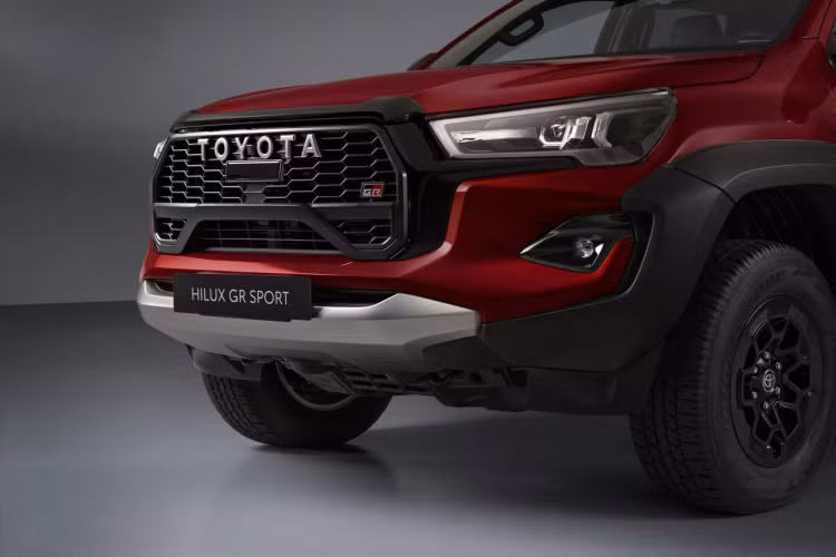 Chiều rộng tăng 140 mm ở trục trước và 150 mm tại trục sau nhờ mở rộng vòm bánh xe lớn đem lại ấn tượng tốt về mặt thị giác, đồng thời cũng giúp cải thiện độ ổn định cho chiếc bán tải.