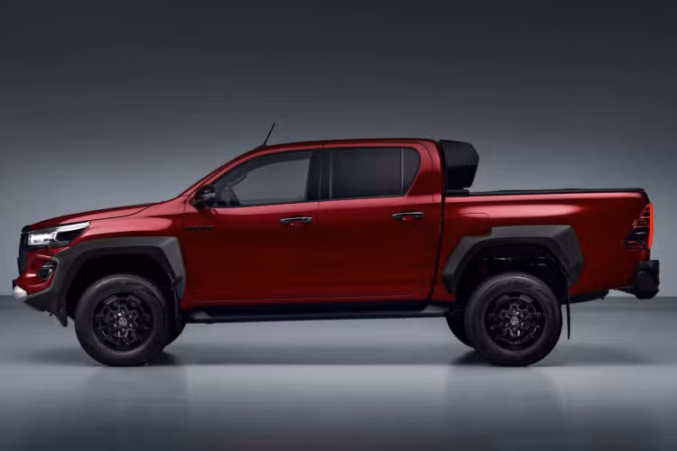 Bên trong là hệ thống treo tinh chỉnh lại, có thể đáp ứng cường độ dao động nhanh hơn, đi kèm hệ thống phanh kích thước lớn hơn ở bánh trước và dùng phanh đĩa ở bánh sau thay cho phanh tang trống.