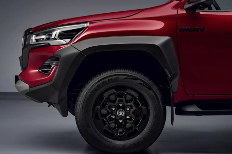 Lưới tản nhiệt phía trước dạng chữ G màu đen, đính kèm huy hiệu GR. Hàng loạt chi tiết khác cũng sơn đen như bậc cửa, tay nắm cửa và cản sau. Tương phản với những chi tiết này là cùm phanh và lò xo màu đỏ.