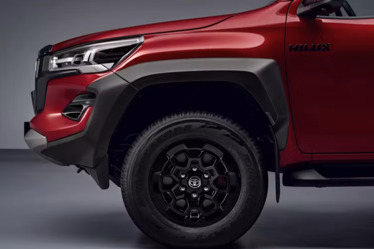 Lưới tản nhiệt phía trước dạng chữ G màu đen, đính kèm huy hiệu GR. Hàng loạt chi tiết khác cũng sơn đen như bậc cửa, tay nắm cửa và cản sau. Tương phản với những chi tiết này là cùm phanh và lò xo màu đỏ.