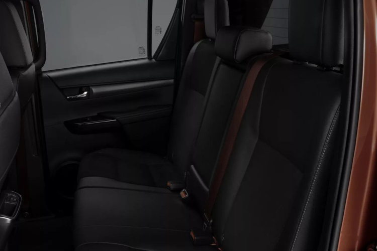 Hilux GR Sport II vận hành bằng động cơ diesel tăng áp dung tích 2.8L có công suất 201 mã lực và hộp số tự động 6 cấp. Đây là động cơ dành cho Hilux tiêu chuẩn tại thị trường Anh Quốc. Điều này khiến cho Hilux GR Sport II chỉ đủ tầm cạnh tranh cùng Ranger Wildtrak chứ chưa thể trở thành đối thủ của Ranger Raptor.