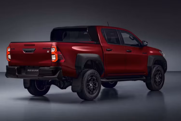 Mẫu xe bán tải Toyota Hilux GR Sport II thực chất là sự nối tiếp của phiên bản Hilux GR Sport dành cho thị trường châu Âu, từng được Toyota công bố vào tháng 1/2022 và khác biệt so với bản cùng tên bán ra ở Thái Lan, Nhật Bản. Mẫu xe này sẽ được bán chính thức tại thị trường Anh Quốc kể từ đầu năm 2024 và có duy nhất một kiểu thân xe cabin kép.