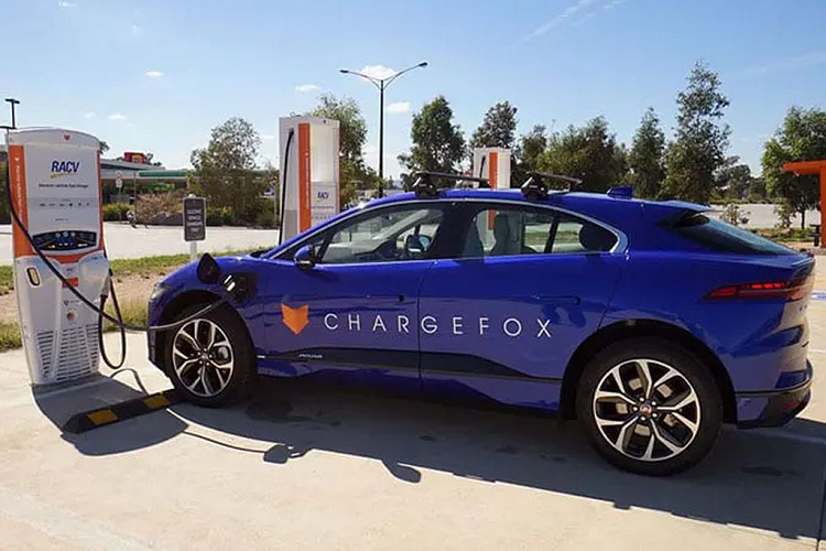 Oto dien day pin van do tai tram sac co the se bi tinh phi