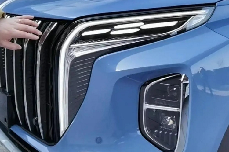 Ở chính giữa lưới tản nhiệt và nắp ca-pô là biểu tượng lá cờ đỏ của thương hiệu Hồng Kỳ. Tiếp theo đó là hệ thống đèn 2 tầng trên đầu xe. Trong đó, dải đèn LED định vị ban ngày có thiết kế mượt mà, kéo dài từ nắp ca-pô xuống lưới tản nhiệt.