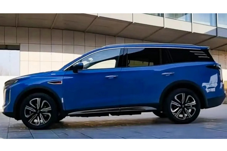 Đèn pha LED của xe lại được đặt ở hai góc đầu xe, có thiết kế dọc, chia thành 2 tầng và được trang trí bằng các chi tiết mạ crôm xung quanh. Ngoài ra, Hồng Kỳ HS6 còn có ốp màu bạc trên cản trước, nằm bên dưới hốc gió trung tâm.