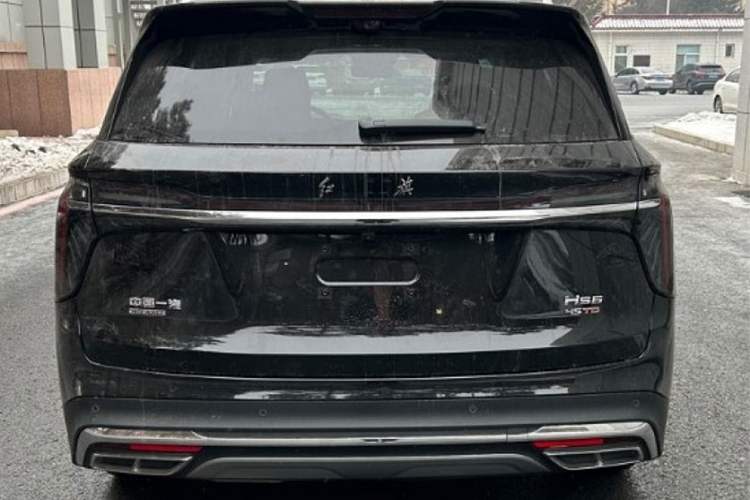 Nằm bên dưới nắp ca-pô của Hồng Kỳ HS6 là động cơ xăng 4 xi-lanh, tăng áp, dung tích 2.0L, tạo ra công suất tối đa 252 mã lực. Nhờ đó, xe có thể đạt vận tốc tối đa 210 km/h. Dự kiến, mẫu SUV này cũng sẽ dùng hộp số tự động 8 cấp tương tự người anh em Hồng Kỳ H6 mới.Ngoài ra, Hồng Kỳ HS6 có thể còn có cả phiên bản plug-in hybrid (PHEV) với động cơ xăng tăng áp 2.0L như trên và mô-tơ điện. 