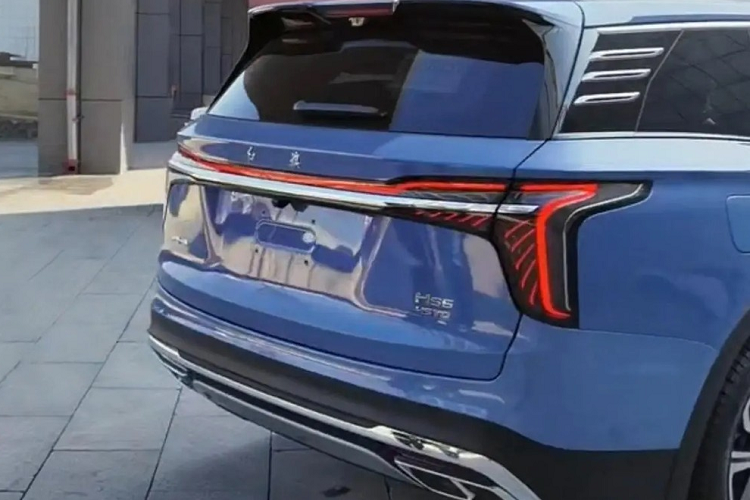 Bên trong xe, Hồng Kỳ HS6 được trang bị màn hình cảm ứng trung tâm nằm dọc với kích thước ít nhất 15 inch. Thêm vào đó là vô lăng 3 chấu, tích hợp phím chức năng, bảng đồng hồ kỹ thuật số với màn hình LCD, cần số ngắn, phanh tay điện tử và sạc không dây.Khi mua mẫu xe này, khách hàng Trung Quốc có thể chọn phiên bản 6 chỗ hoặc 7 chỗ. Phiên bản 6 chỗ sẽ được trang bị 2 ghế thương gia ở hàng ghế giữa.