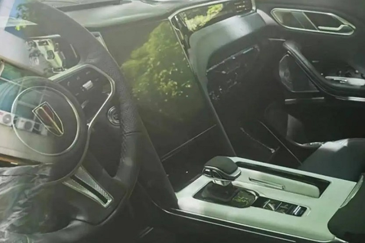 Theo thông tin trên trang web của Bộ Công nghiệp và Công nghệ Thông tin Trung Quốc, mẫu SUV này có kích thước gồm chiều dài 4.995 mm, chiều rộng 1.960 mm, chiều cao 1.760 mm và chiều dài cơ sở 2.920 mm. So với người anh em HS5 thế hệ mới cũng sắp ra mắt, Hồng Kỳ HS6 lớn hơn một chút.