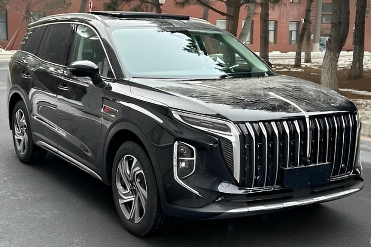 Trước thời điểm ra mắt chính thức, mẫu xe SUV Hồng Kỳ HS6 đã lộ diện hoàn toàn. Qua đó, có thể thấy mẫu xe này sở hữu phong cách thiết kế khá quen mắt vì giống với E-HS9, HS5 và LS7. Được áp dụng ngôn ngữ thiết kế hiện tại của thương hiệu Hồng Kỳ, mẫu SUV này sở hữu lưới tản nhiệt cỡ lớn, sơn màu đen bóng và đi kèm các nan mạ crôm nằm dọc.