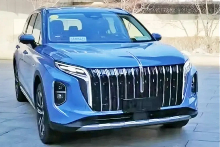 Trong thời gian qua, thương hiệu Hồng Kỳ (Hongqi) của Trung Quốc đã liên tục tung ra những mẫu xe mới. Không dừng ở đó, Hồng Kỳ hiện còn đang phát triển một mẫu SUV hoàn toàn mới mang tên HS6. Đúng như tên gọi, Hồng Kỳ HS6 2023 mới sẽ được định vị giữa hai mẫu xe HS5 và HS7 của thương hiệu Hồng Kỳ.