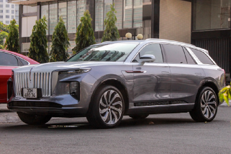 Tuy nhiên, nhiều khả năng giá xe Hồng Kỳ HS6 2023 dao động từ 230.000 - 270.000 Nhân dân tệ (khoảng 793 - 931 triệu đồng). Thương hiệu Hồng Kỳ hiện đang phân phối xe chính hãng tại Việt Nam với 2 sản phẩm là H9 và E-HS9. Chưa rõ trong tương lai, Hồng Kỳ có đưa thêm các mẫu xe khác sang Việt Nam phân phối hay không.