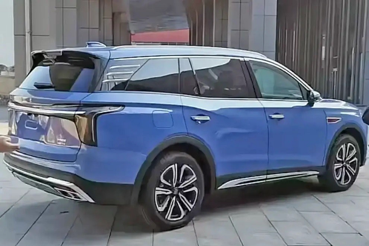 Ở bên sườn, Hồng Kỳ HS6 có nhiều chi tiết mạ crôm nhằm tạo cảm giác sang trọng như viền cửa sổ, nẹp trên cửa và nẹp trang trí ở cột D. Đằng sau chắn bùn trước cũng có logo hình lá cờ đỏ đặc trưng của thương hiệu Hồng Kỳ. Trong khi đó, vành la-zăng của xe có thiết kế 5 chấu kép, phối 2 màu theo xu hướng thịnh hành hiện nay.