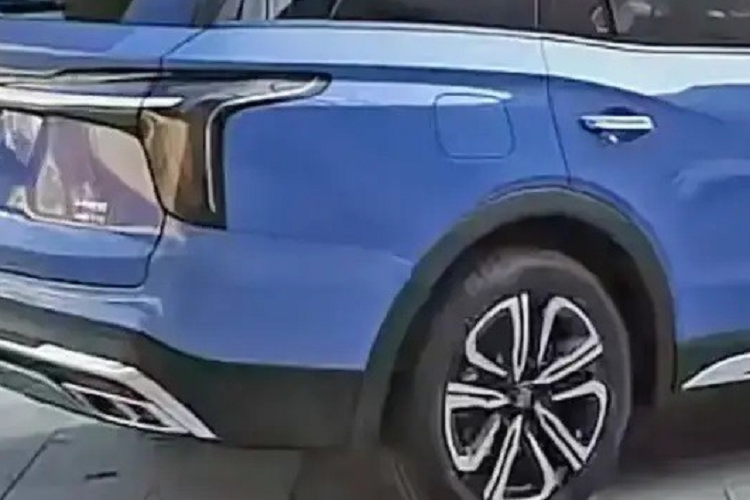 Đằng sau, Hồng Kỳ HS6 được trang bị cụm đèn hậu màu khói khá lớn, nối với nhau bằng dải đèn và nẹp mạ crôm ở giữa. Bên dưới là 4 đầu ống xả giả hình thang, được bao quanh bằng nẹp mạ crôm trên cản sau.