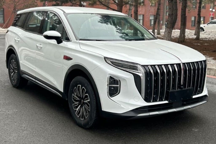 Hệ truyền động này cho phép xe chạy 85 km chỉ bằng mô-tơ điện, tăng tốc từ 0-100 km/h trong 7,7 giây và đạt vận tốc tối đa 185 km/h.Dự kiến, Hồng Kỳ HS6 sẽ chính thức ra mắt trong triển lãm Ô tô Thượng Hải 2023 diễn ra vào tháng sau. Hiện giá bán của xe chưa được công bố.