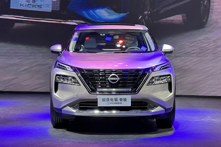 Năm ngoái, hãng xe Nissan đã cho ra mắt phiên bản X-Trail thế hệ mới với nhiều đổi mới trong thiết kế, công nghệ và động cơ e-Power lợi xăng, nhờ đó mà Nissan X-Trail e-Power 2023 mới bán chạy như tôm tươi tại quê nhà, và còn gây ấn tượng khi được ra mắt tại 1 số thị trường khác.