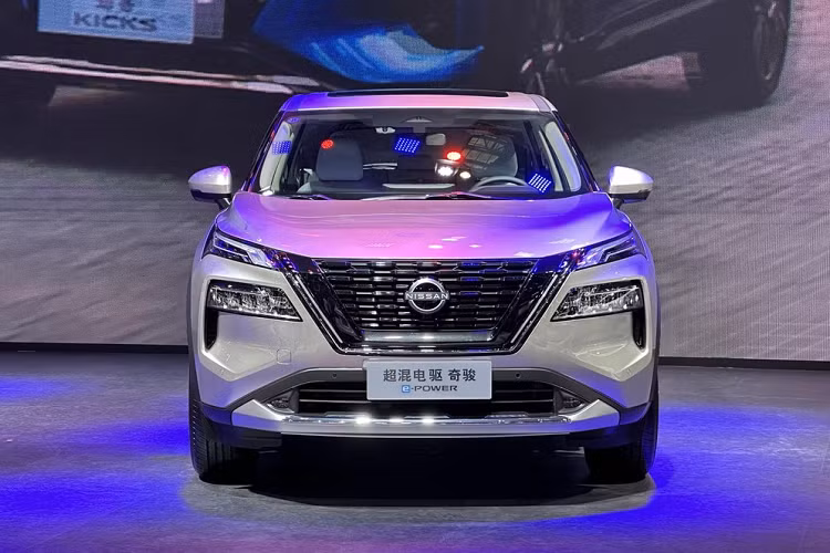 Năm ngoái, hãng xe Nissan đã cho ra mắt phiên bản X-Trail thế hệ mới với nhiều đổi mới trong thiết kế, công nghệ và động cơ e-Power lợi xăng, nhờ đó mà Nissan X-Trail e-Power 2023 mới bán chạy như tôm tươi tại quê nhà, và còn gây ấn tượng khi được ra mắt tại 1 số thị trường khác.