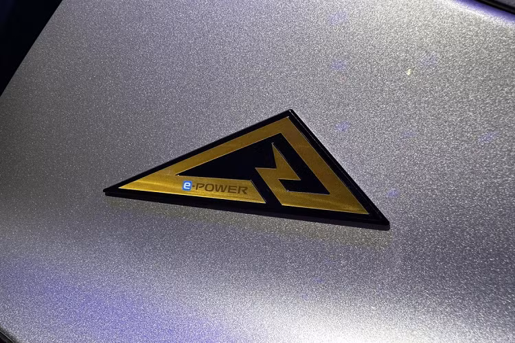 Tiếp đến là mô-tơ điện của cầu trước sẽ có công suất tối đa 150 kW (201 mã lực) và mô-men xoắn cực đại 330 Nm. Ở cầu sau sẽ có công suất cực đại 100kW, 134 mã lực và mô-men xoắn cực đại 195 Nm.