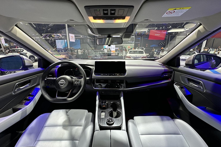 Thiết kế hình chữ V ở lưới tản nhiệt có màu đen được Nissan áp dụng cho ngôn ngữ thiết kế V-motion mới nhất của mình. Tiếp đến là chiếc xe X-Trail e-Power tiếp tục sử dụng thiết kế đèn pha tách đôi, được tích hợp với lưới tản nhiệt phía trước để tạo thành một hình thống nhất, vách ngăn phía trước sử dụng các khe tản nhiệt hình thang.