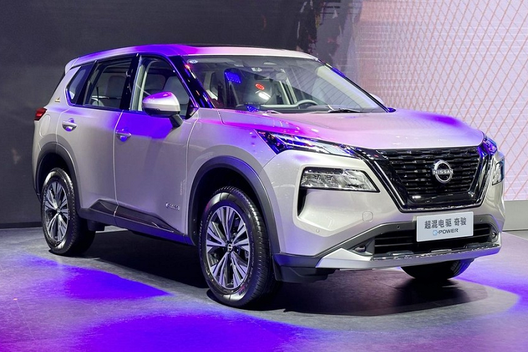 Mãi đến nay, liên doanh Dongfeng - Nissan mới cho ra mắt chiếc xe X-Trail thế hệ mới tại thị trường Trung Quốc với tên gọi khá dài, Dongfeng Nissan Super Hybrid Electric Drive X-Trail. Nhìn chung, xe không có nhiều điểm mới so với Nissan X-Trail e-Power ra mắt 1 năm trước, trừ phần cột C có thêm logo e-Power màu vàng.